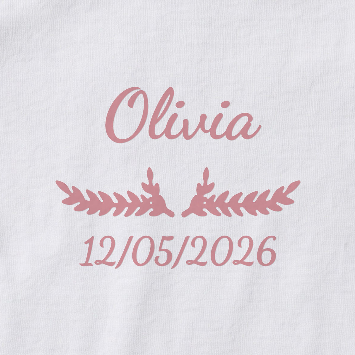 Body bébé personnalisé Olivia — gros plan du marquage « Olivia », ornement Bouquet et date de naissance « 12/05/2026 »