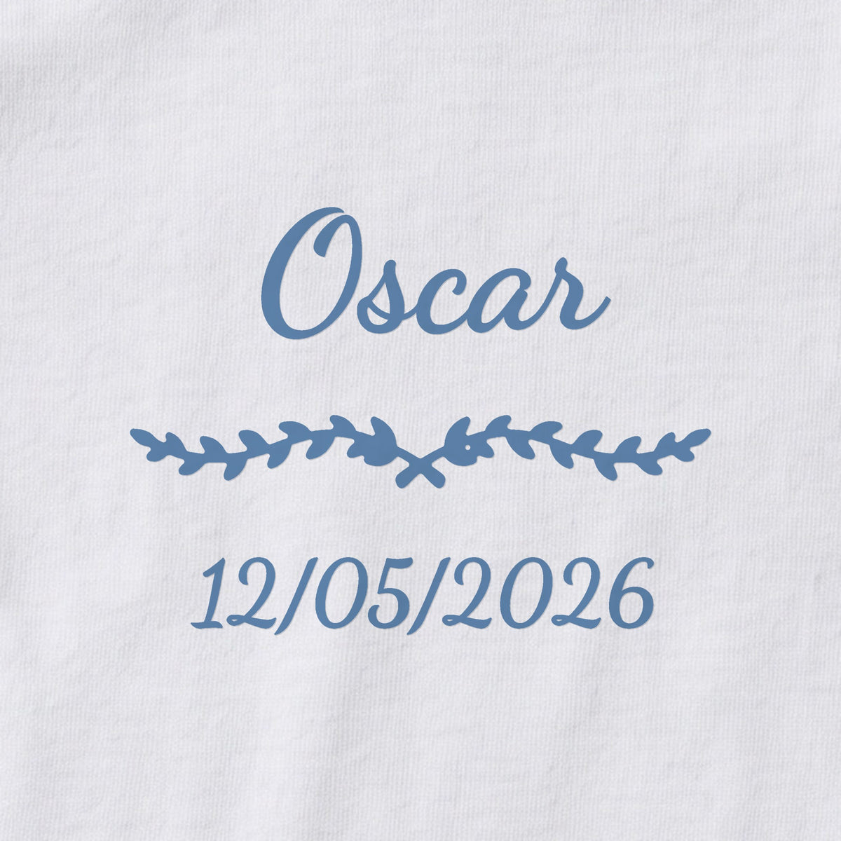 Body bébé personnalisé Oscar — gros plan du marquage « Oscar », ornement Liane et date de naissance « 12/05/2026 »