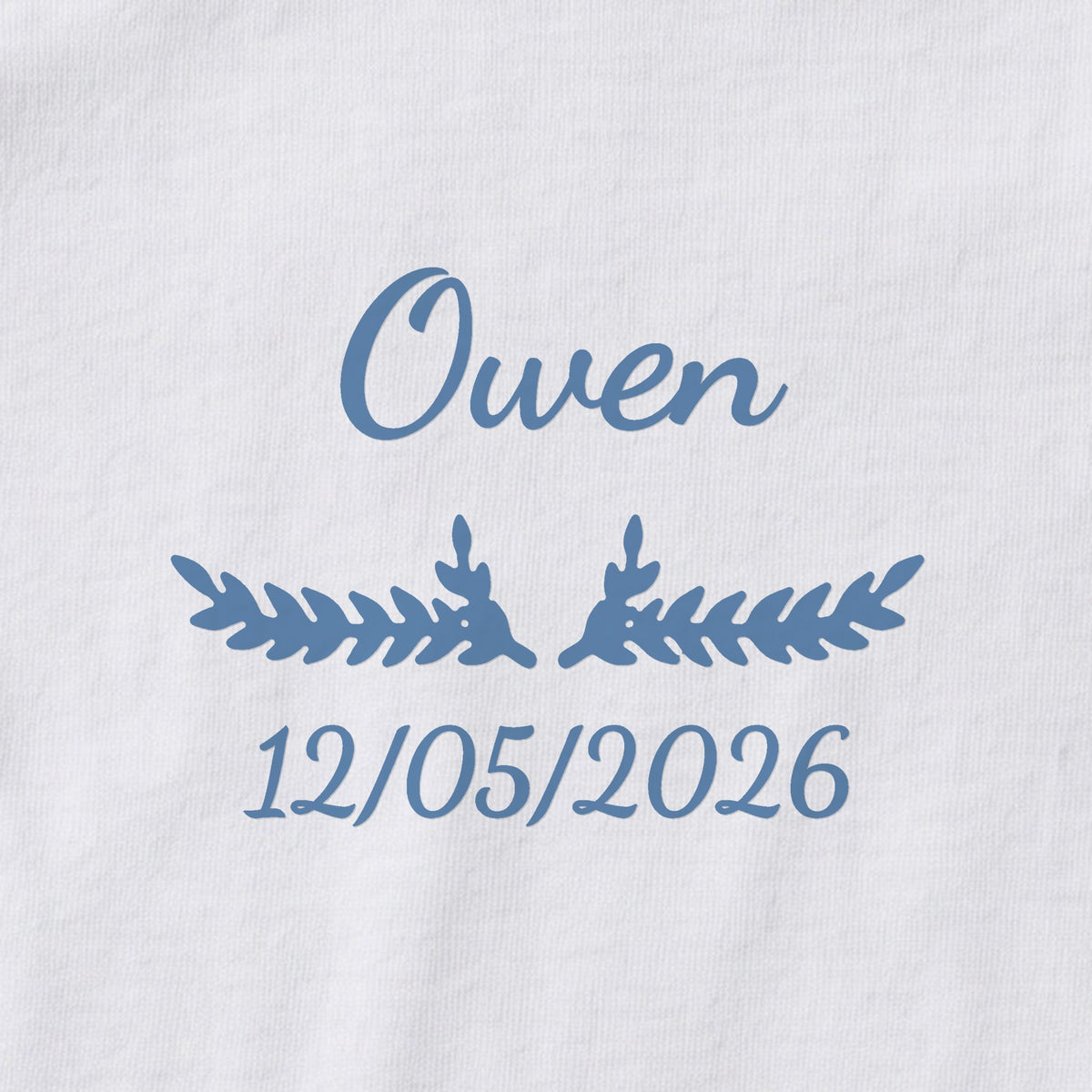 Body bébé personnalisé Owen — gros plan du marquage « Owen », ornement Bouquet et date de naissance « 12/05/2026 »