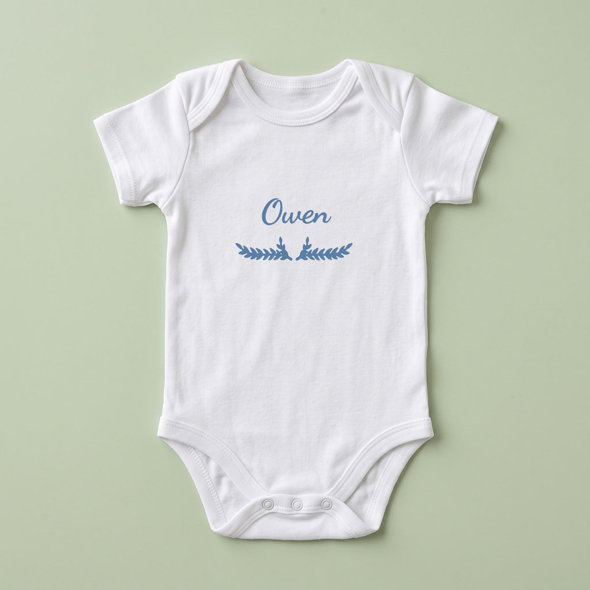 Body bébé blanc personnalisé Owen — prénom « Owen » marqué sur la poitrine, ornement Bouquet