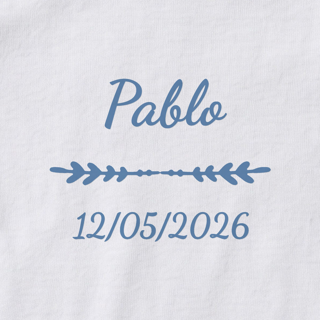 Body bébé personnalisé Pablo — gros plan du marquage « Pablo », ornement Flèche et date de naissance « 12/05/2026 »