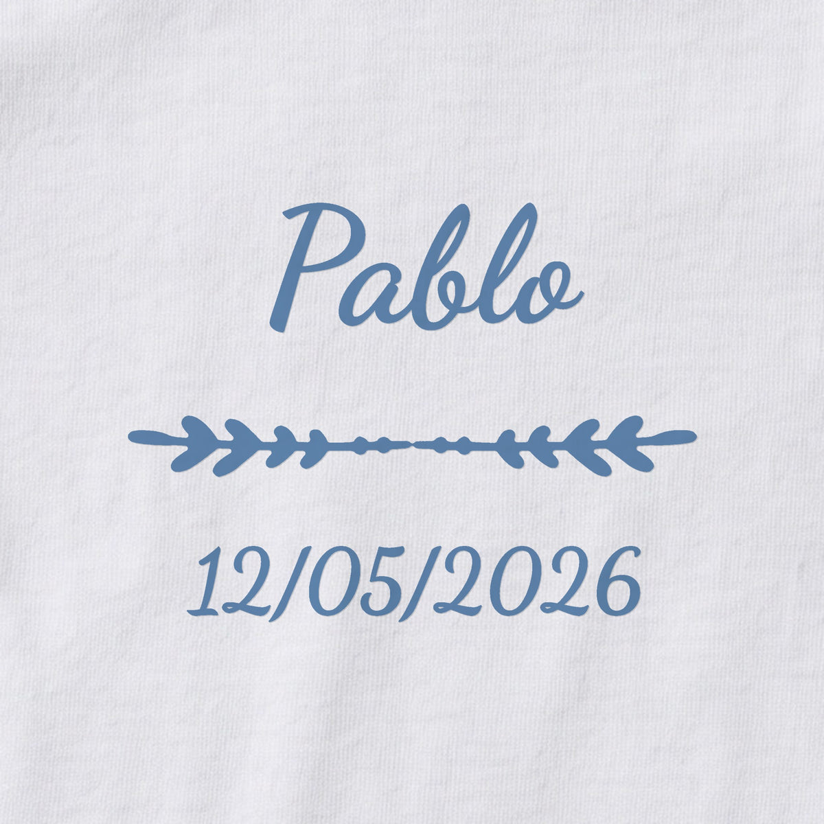 Body bébé personnalisé Pablo — gros plan du marquage « Pablo », ornement Flèche et date de naissance « 12/05/2026 »