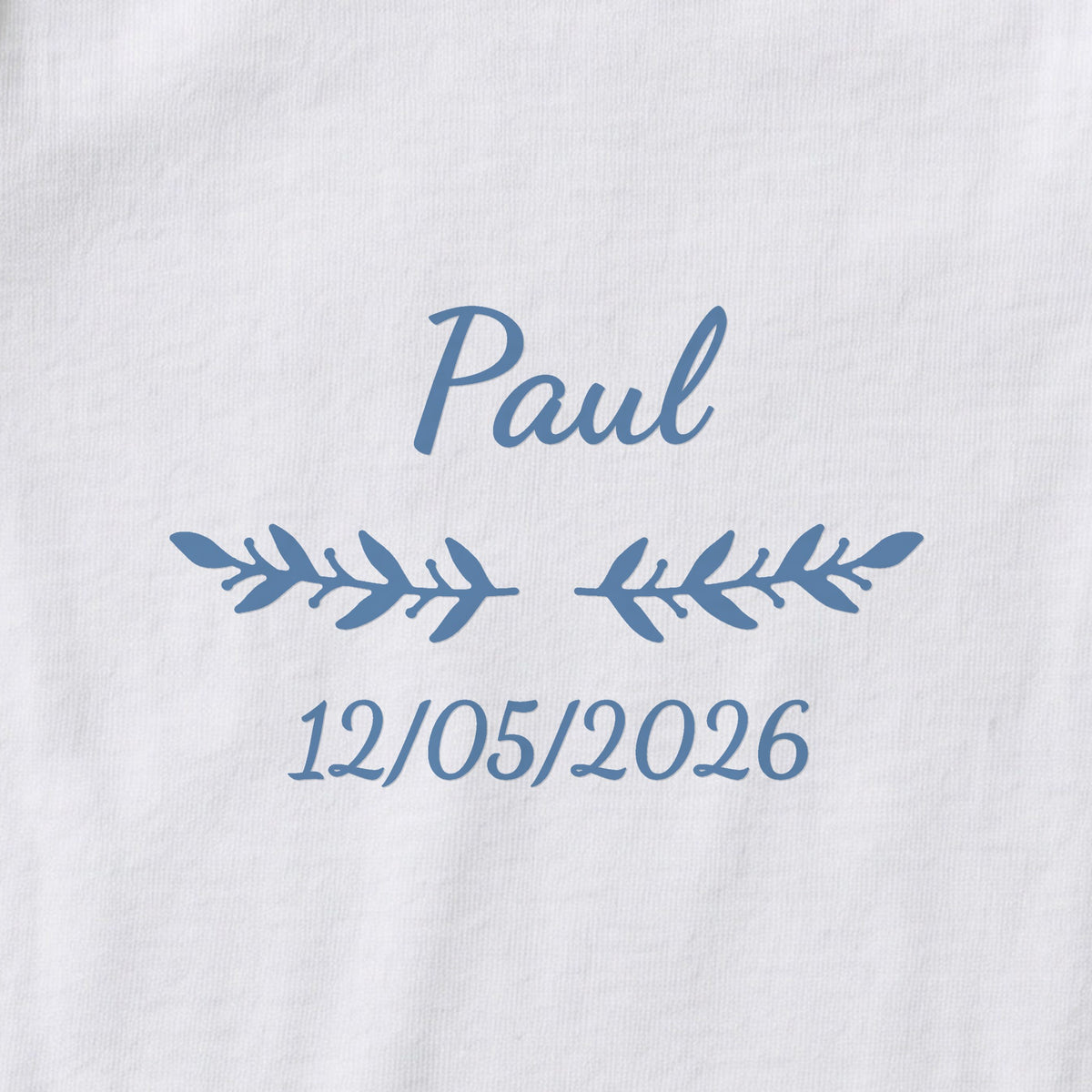 Body bébé personnalisé Paul — gros plan du marquage « Paul », ornement Rameaux et date de naissance « 12/05/2026 »