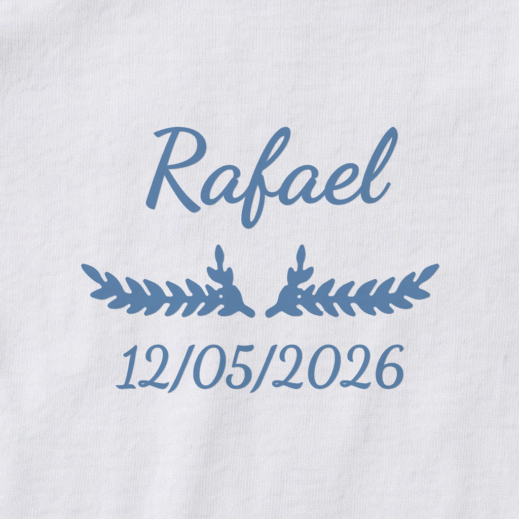 Body bébé personnalisé Rafael — gros plan du marquage « Rafael », ornement Bouquet et date de naissance « 12/05/2026 »