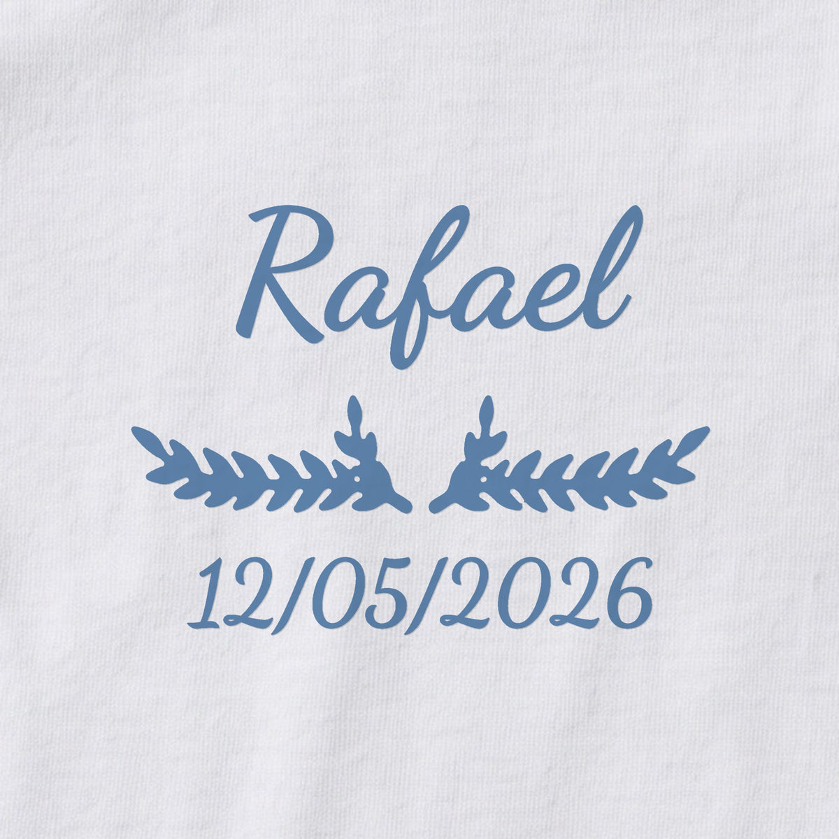 Body bébé personnalisé Rafael — gros plan du marquage « Rafael », ornement Bouquet et date de naissance « 12/05/2026 »