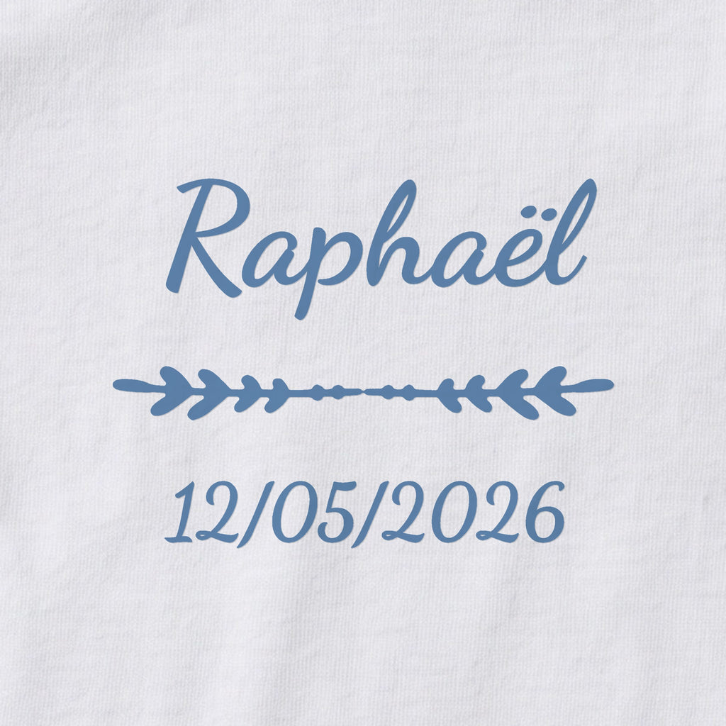 Body bébé personnalisé Raphaël — gros plan du marquage « Raphaël », ornement Flèche et date de naissance « 12/05/2026 »