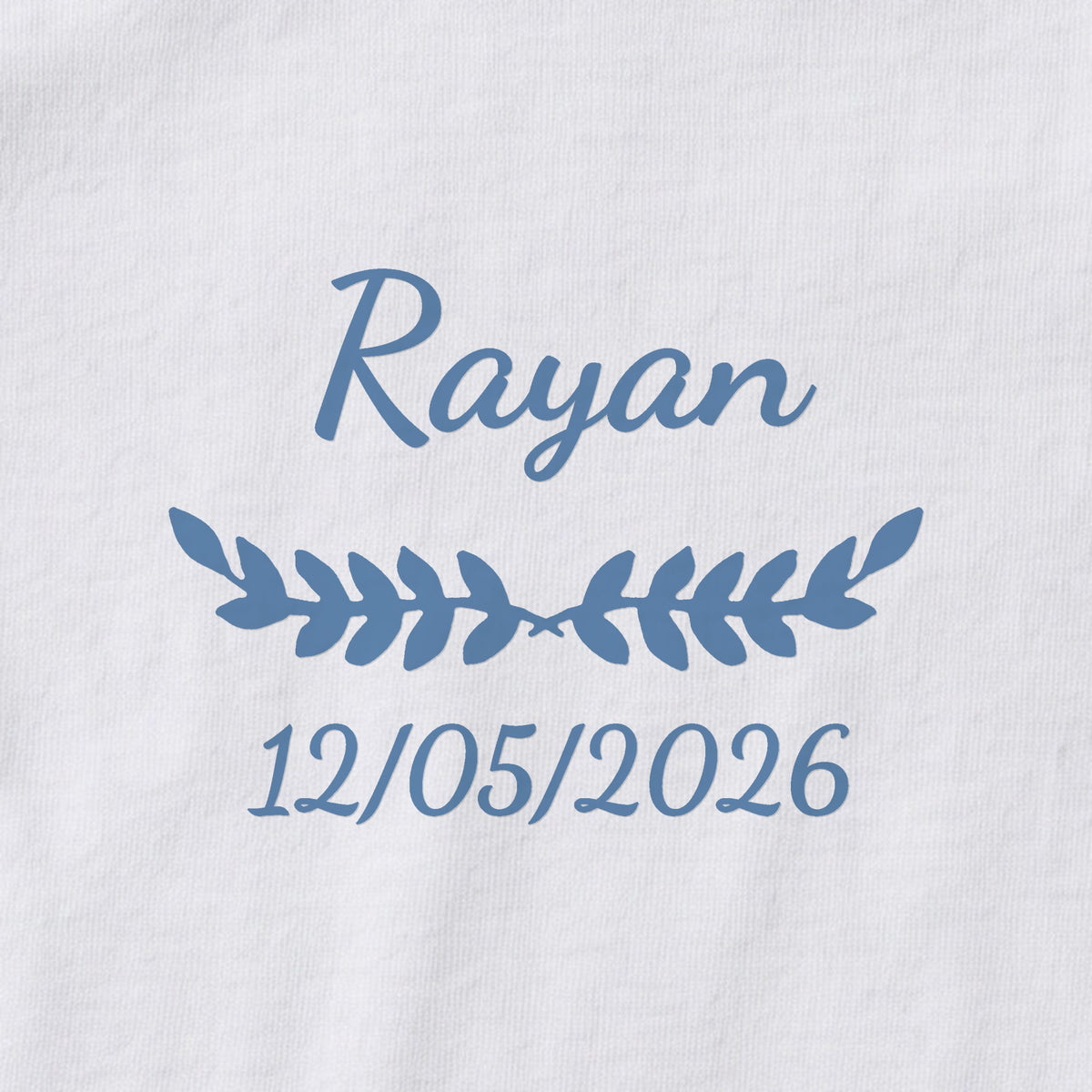 Body bébé personnalisé Rayan — gros plan du marquage « Rayan », ornement Feuillage et date de naissance « 12/05/2026 »