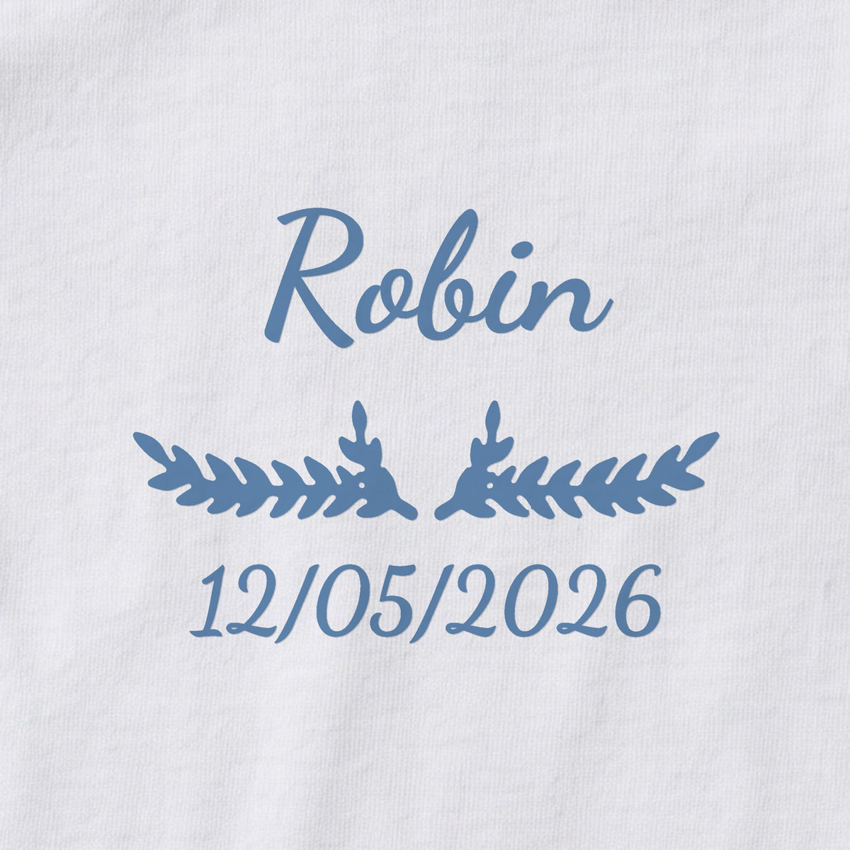 Body bébé personnalisé Robin — gros plan du marquage « Robin », ornement Bouquet et date de naissance « 12/05/2026 »