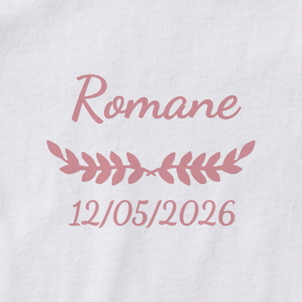 Body bébé personnalisé Romane — gros plan du marquage « Romane », ornement Feuillage et date de naissance « 12/05/2026 »