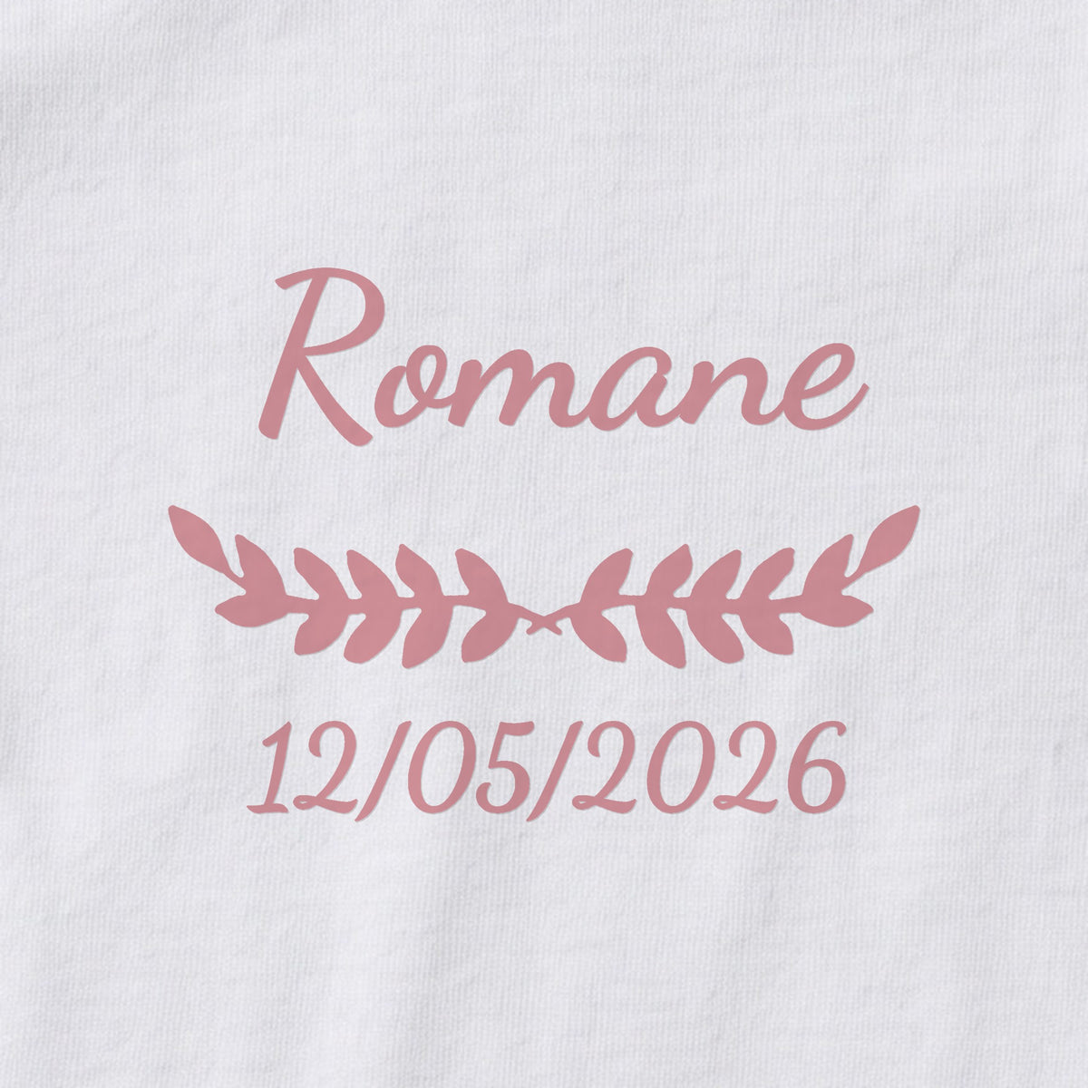 Body bébé personnalisé Romane — gros plan du marquage « Romane », ornement Feuillage et date de naissance « 12/05/2026 »