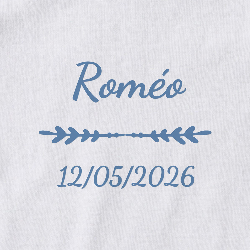 Body bébé personnalisé Roméo — gros plan du marquage « Roméo », ornement Flèche et date de naissance « 12/05/2026 »