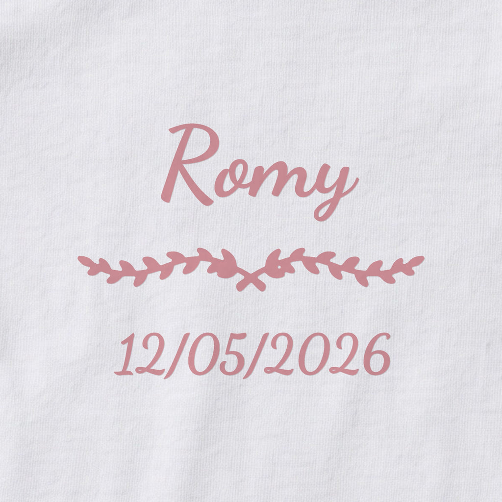 Body bébé personnalisé Romy — gros plan du marquage « Romy », ornement Liane et date de naissance « 12/05/2026 »