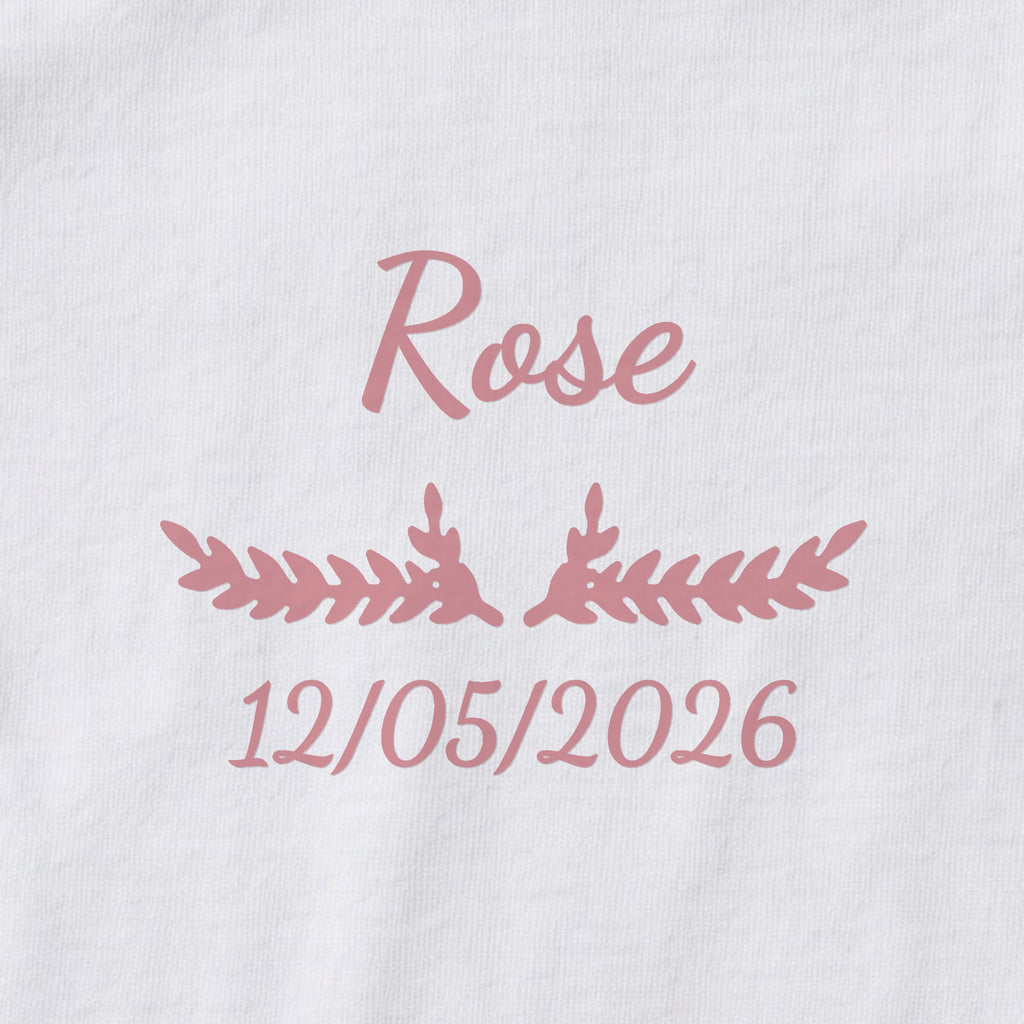 Body bébé personnalisé Rose — gros plan du marquage « Rose », ornement Bouquet et date de naissance « 12/05/2026 »