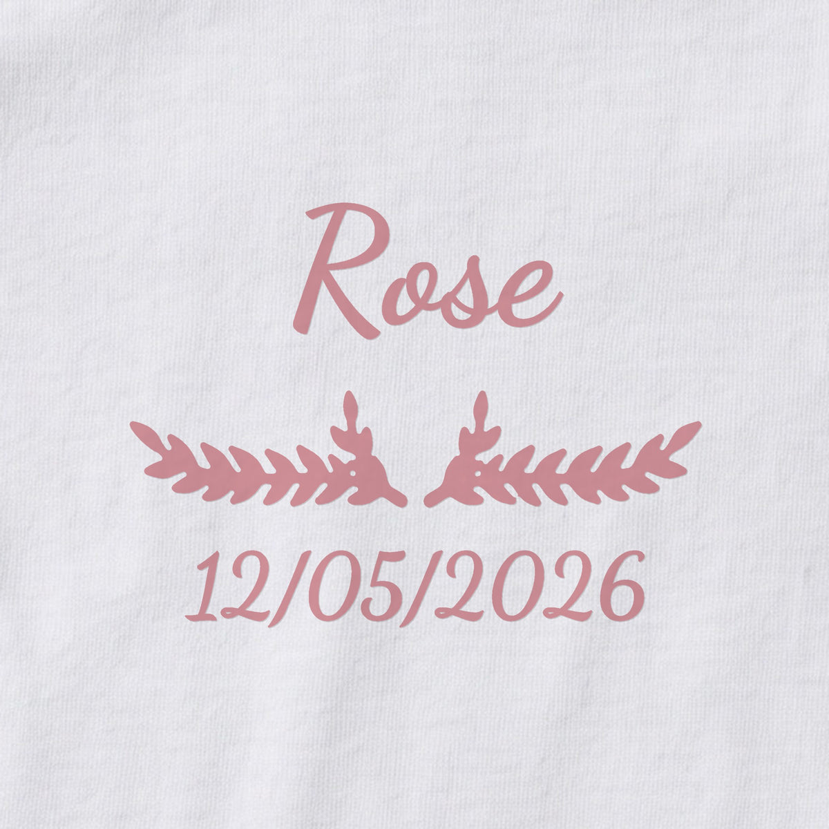 Body bébé personnalisé Rose — gros plan du marquage « Rose », ornement Bouquet et date de naissance « 12/05/2026 »