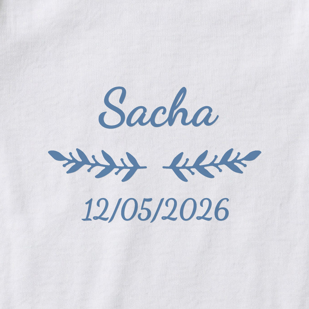 Body bébé personnalisé Sacha — gros plan du marquage « Sacha », ornement Rameaux et date de naissance « 12/05/2026 »