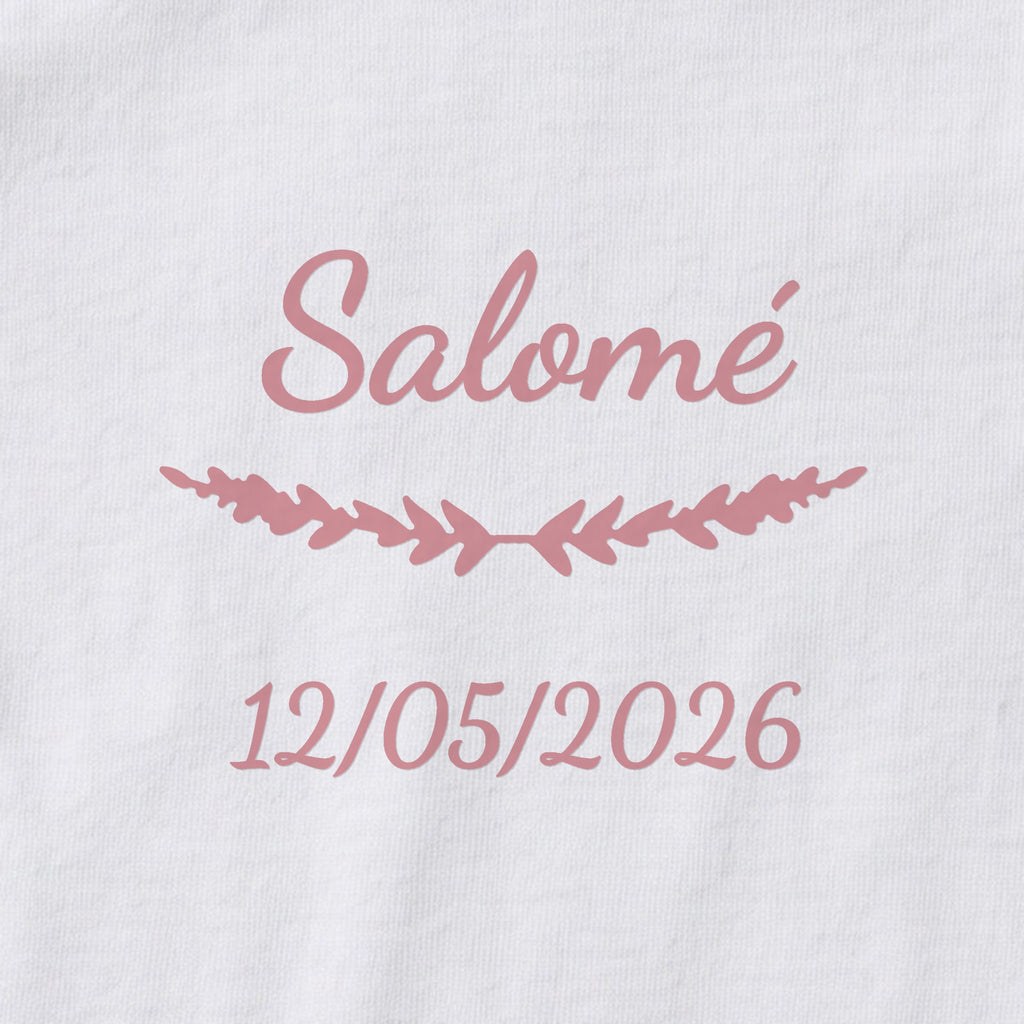 Body bébé personnalisé Salomé — gros plan du marquage « Salomé », ornement Brindilles et date de naissance « 12/05/2026 »