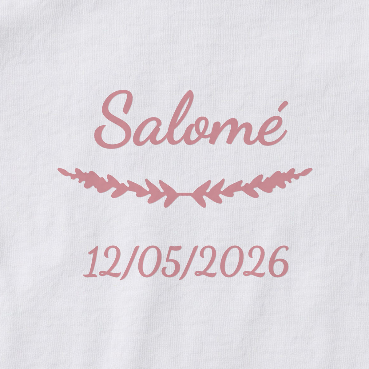 Body bébé personnalisé Salomé — gros plan du marquage « Salomé », ornement Brindilles et date de naissance « 12/05/2026 »