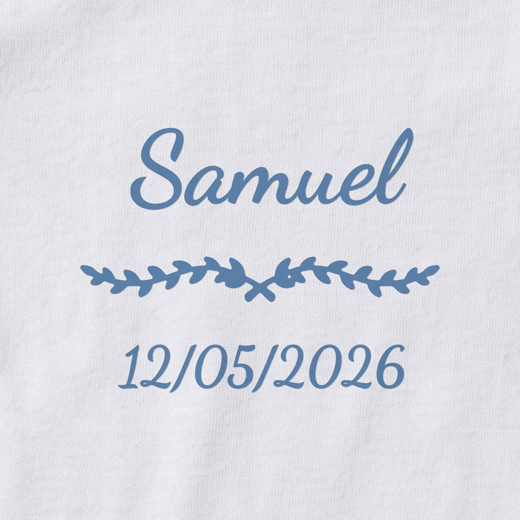 Body bébé personnalisé Samuel — gros plan du marquage « Samuel », ornement Liane et date de naissance « 12/05/2026 »