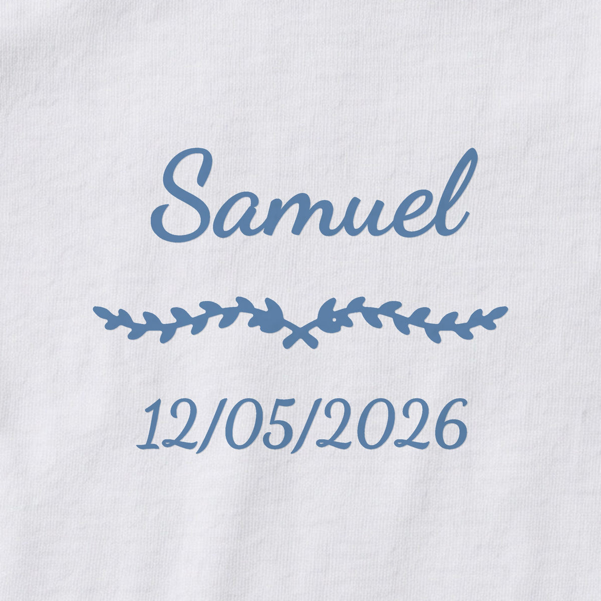 Body bébé personnalisé Samuel — gros plan du marquage « Samuel », ornement Liane et date de naissance « 12/05/2026 »