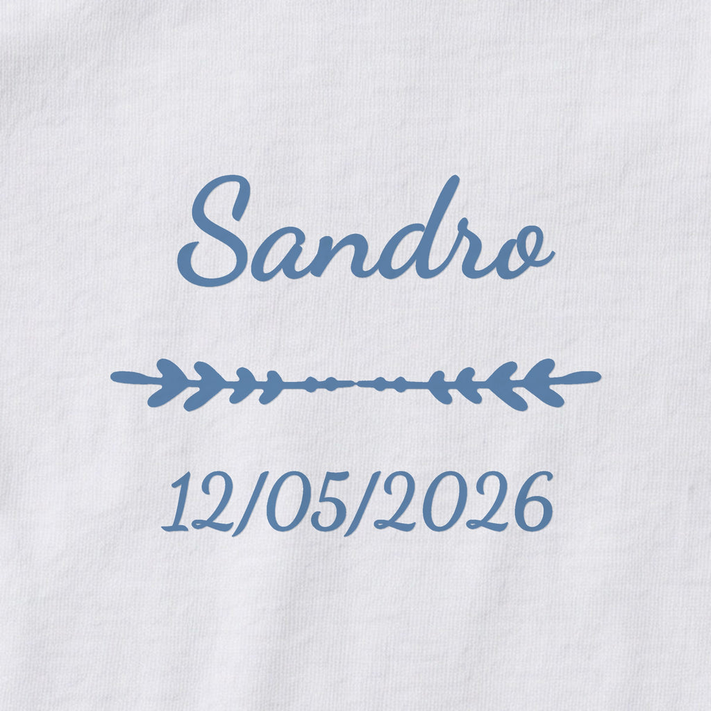 Body bébé personnalisé Sandro — gros plan du marquage « Sandro », ornement Flèche et date de naissance « 12/05/2026 »