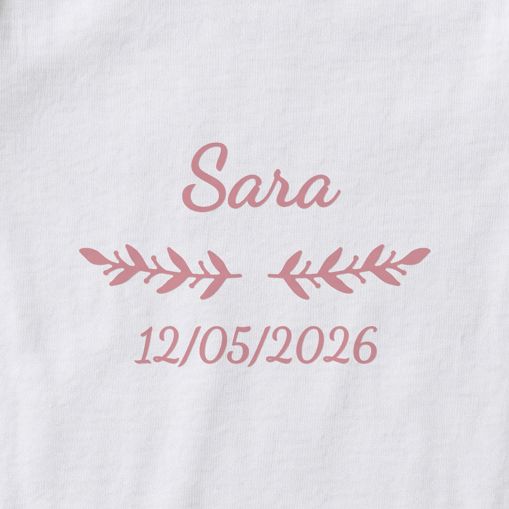 Body bébé personnalisé Sara — gros plan du marquage « Sara », ornement Rameaux et date de naissance « 12/05/2026 »