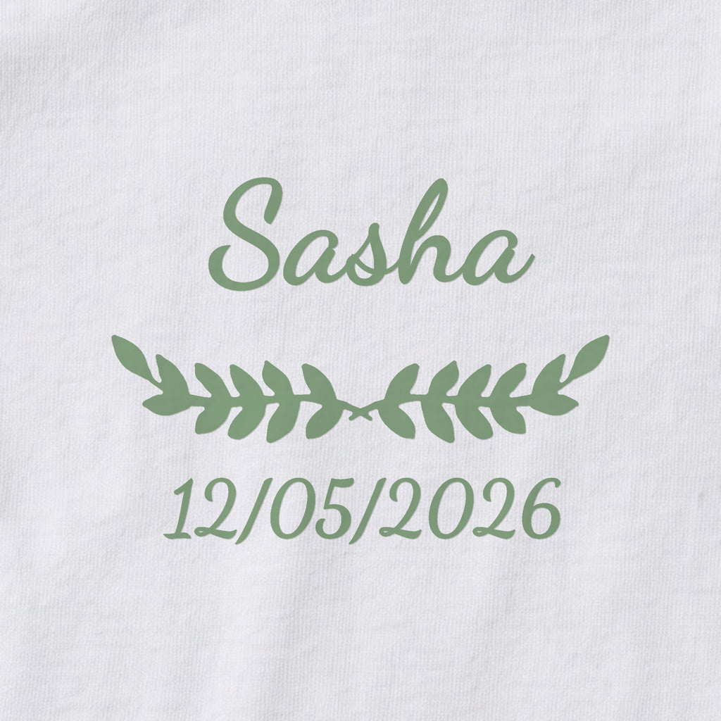 Body bébé personnalisé Sasha — gros plan du marquage « Sasha », ornement Feuillage et date de naissance « 12/05/2026 »