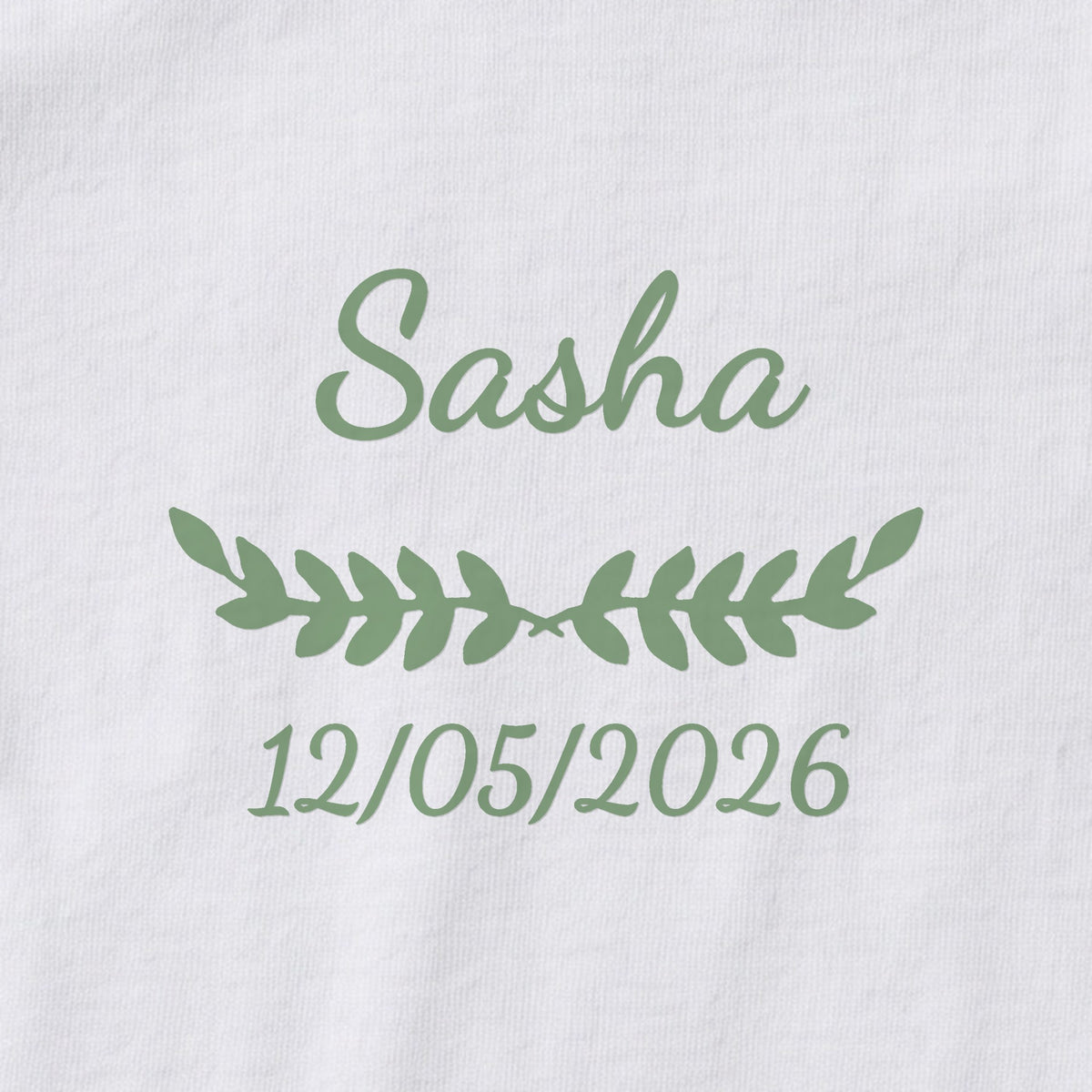 Body bébé personnalisé Sasha — gros plan du marquage « Sasha », ornement Feuillage et date de naissance « 12/05/2026 »