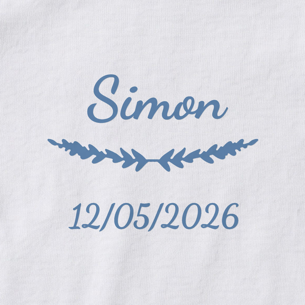 Body bébé personnalisé Simon — gros plan du marquage « Simon », ornement Brindilles et date de naissance « 12/05/2026 »