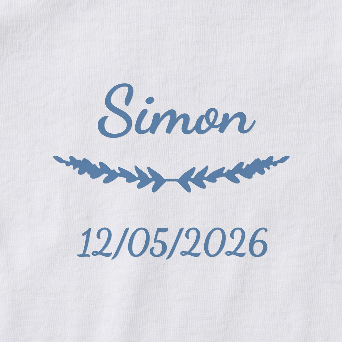 Body bébé personnalisé Simon — gros plan du marquage « Simon », ornement Brindilles et date de naissance « 12/05/2026 »