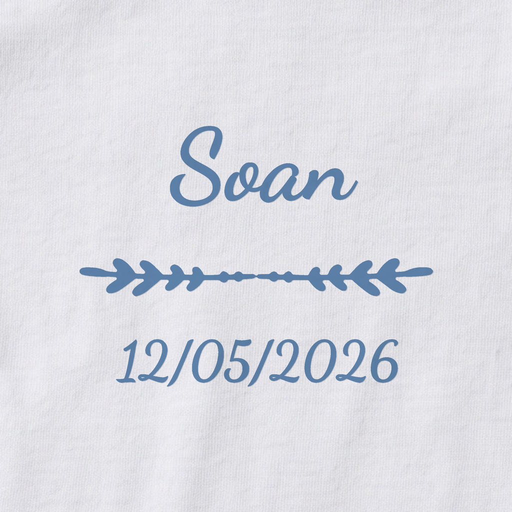 Body bébé personnalisé Soan — gros plan du marquage « Soan », ornement Flèche et date de naissance « 12/05/2026 »