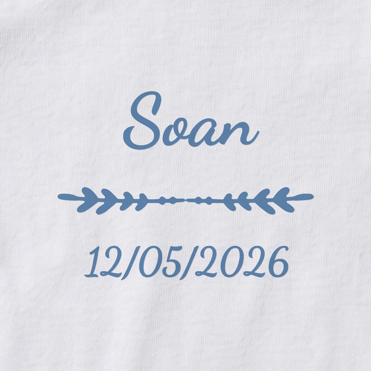 Body bébé personnalisé Soan — gros plan du marquage « Soan », ornement Flèche et date de naissance « 12/05/2026 »