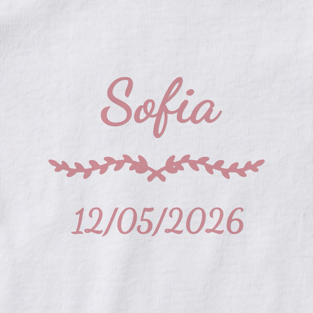 Body bébé personnalisé Sofia — gros plan du marquage « Sofia », ornement Liane et date de naissance « 12/05/2026 »