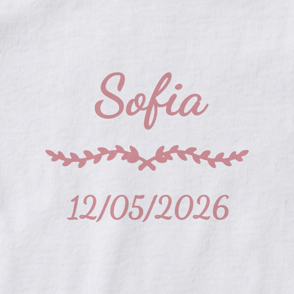 Body bébé personnalisé Sofia — gros plan du marquage « Sofia », ornement Liane et date de naissance « 12/05/2026 »