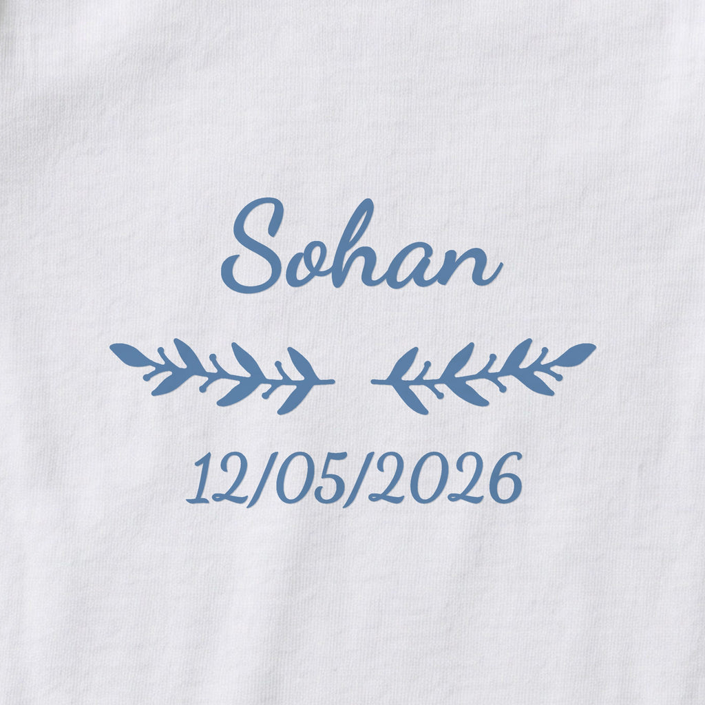 Body bébé personnalisé Sohan — gros plan du marquage « Sohan », ornement Rameaux et date de naissance « 12/05/2026 »