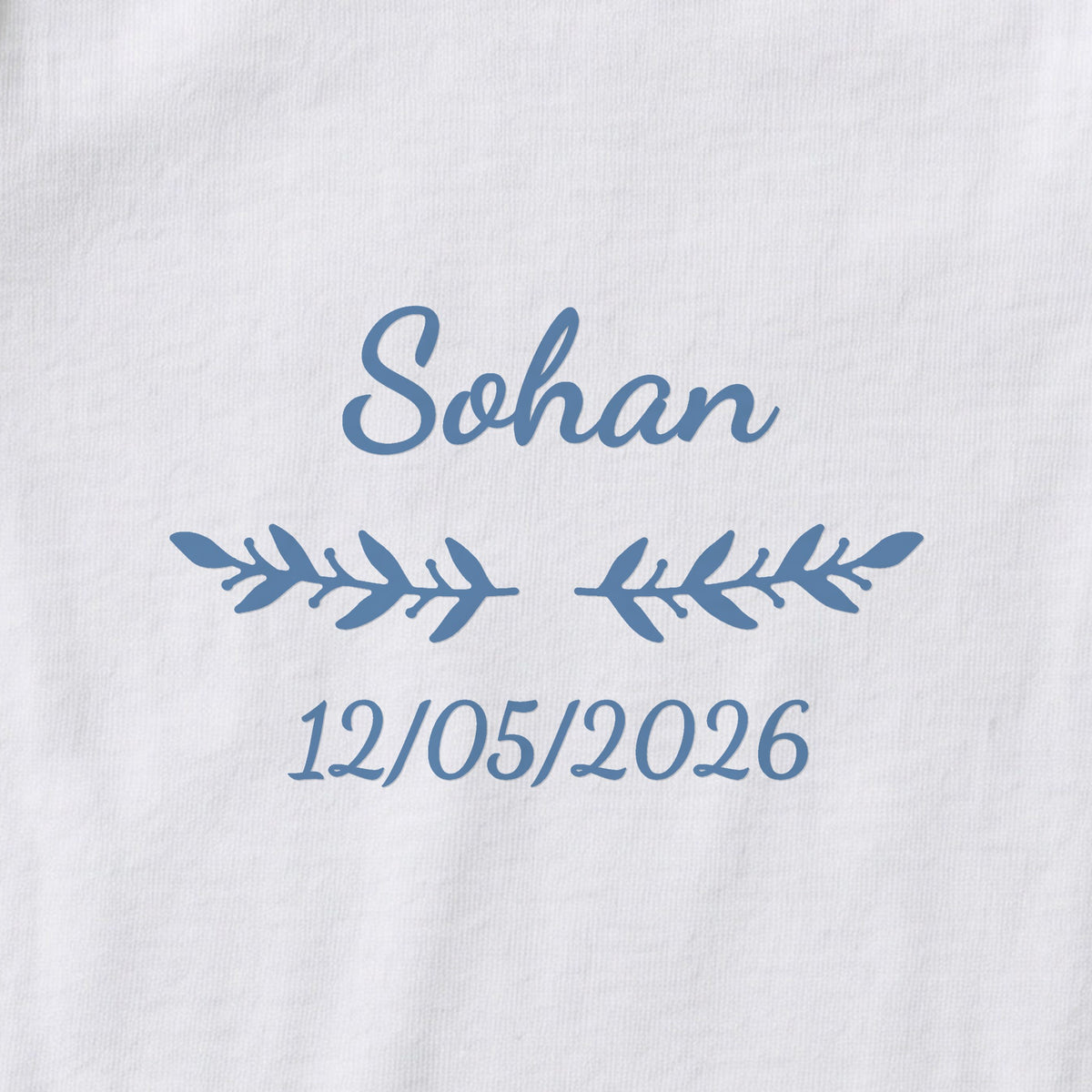 Body bébé personnalisé Sohan — gros plan du marquage « Sohan », ornement Rameaux et date de naissance « 12/05/2026 »