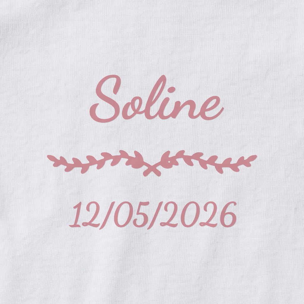 Body bébé personnalisé Soline — gros plan du marquage « Soline », ornement Liane et date de naissance « 12/05/2026 »