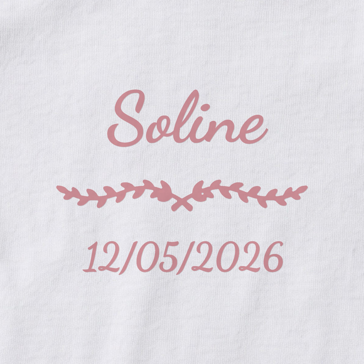 Body bébé personnalisé Soline — gros plan du marquage « Soline », ornement Liane et date de naissance « 12/05/2026 »