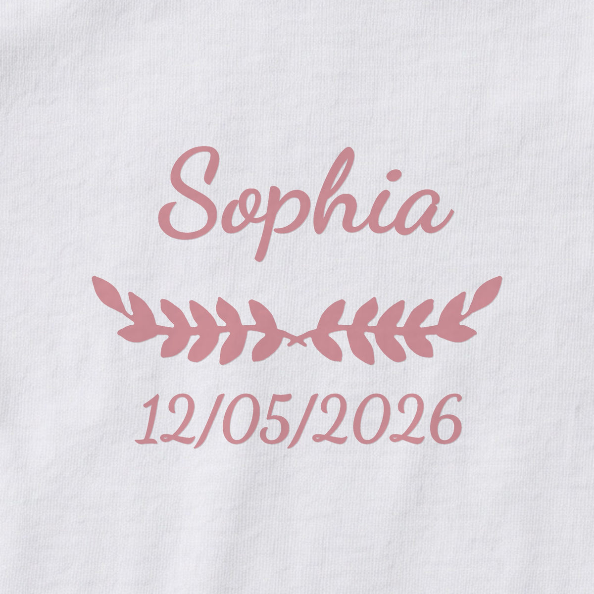 Body bébé personnalisé Sophia — gros plan du marquage « Sophia », ornement Feuillage et date de naissance « 12/05/2026 »