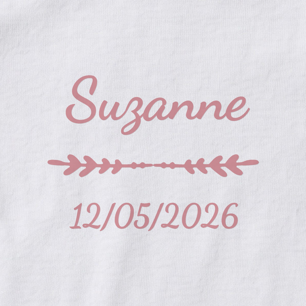 Body bébé personnalisé Suzanne — gros plan du marquage « Suzanne », ornement Flèche et date de naissance « 12/05/2026 »
