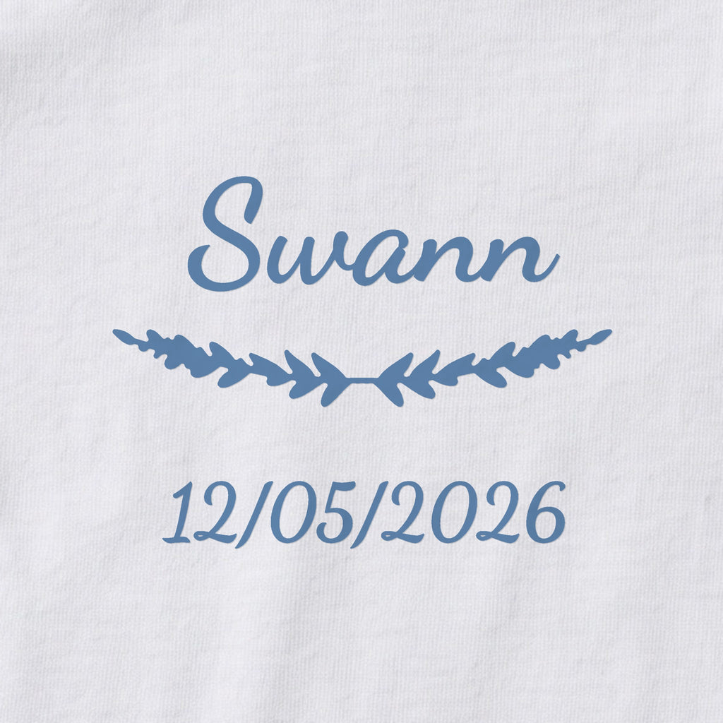 Body bébé personnalisé Swann — gros plan du marquage « Swann », ornement Brindilles et date de naissance « 12/05/2026 »