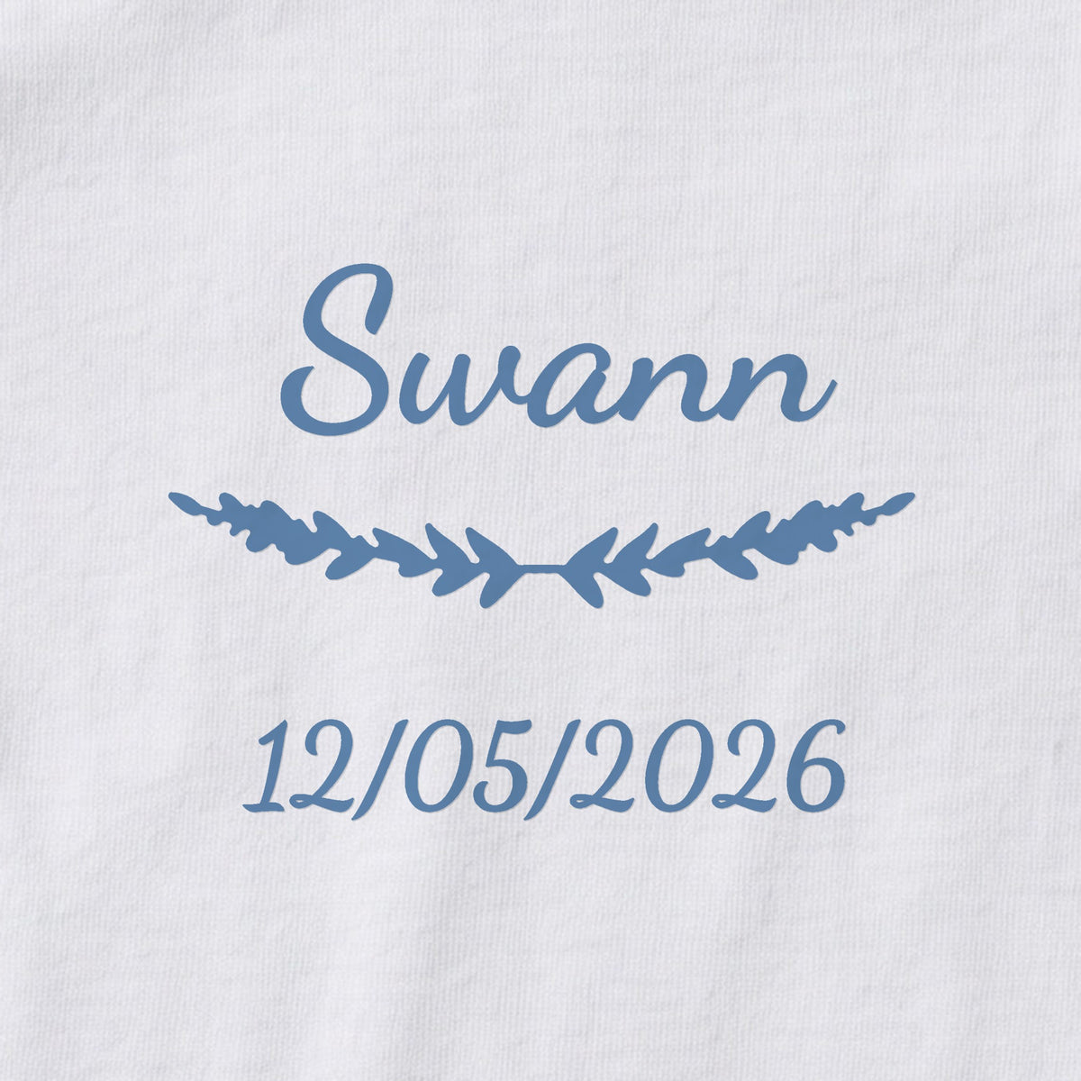 Body bébé personnalisé Swann — gros plan du marquage « Swann », ornement Brindilles et date de naissance « 12/05/2026 »