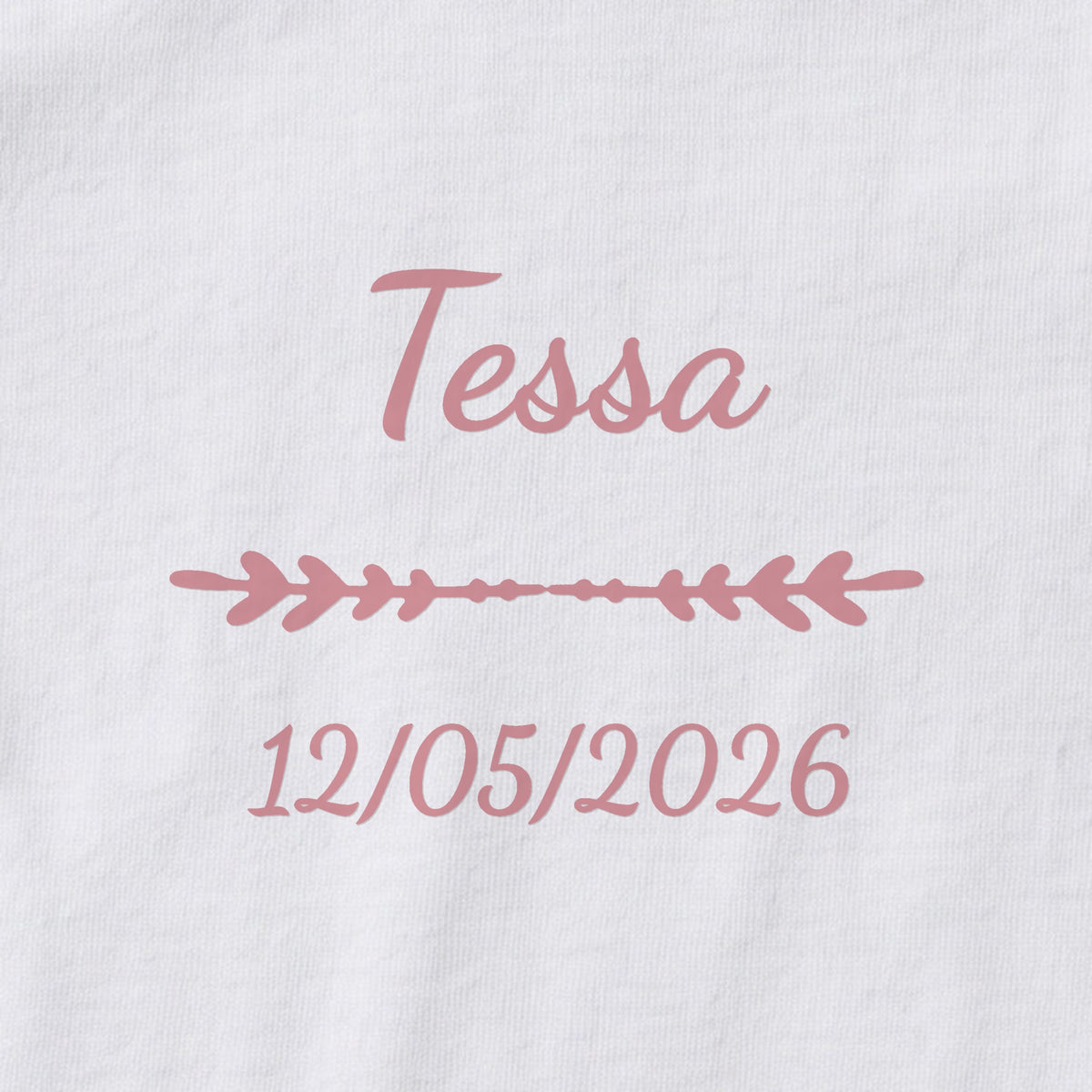 Body bébé personnalisé Tessa — gros plan du marquage « Tessa », ornement Flèche et date de naissance « 12/05/2026 »