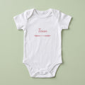Body bébé blanc personnalisé Tessa — prénom « Tessa » marqué sur la poitrine, ornement Flèche