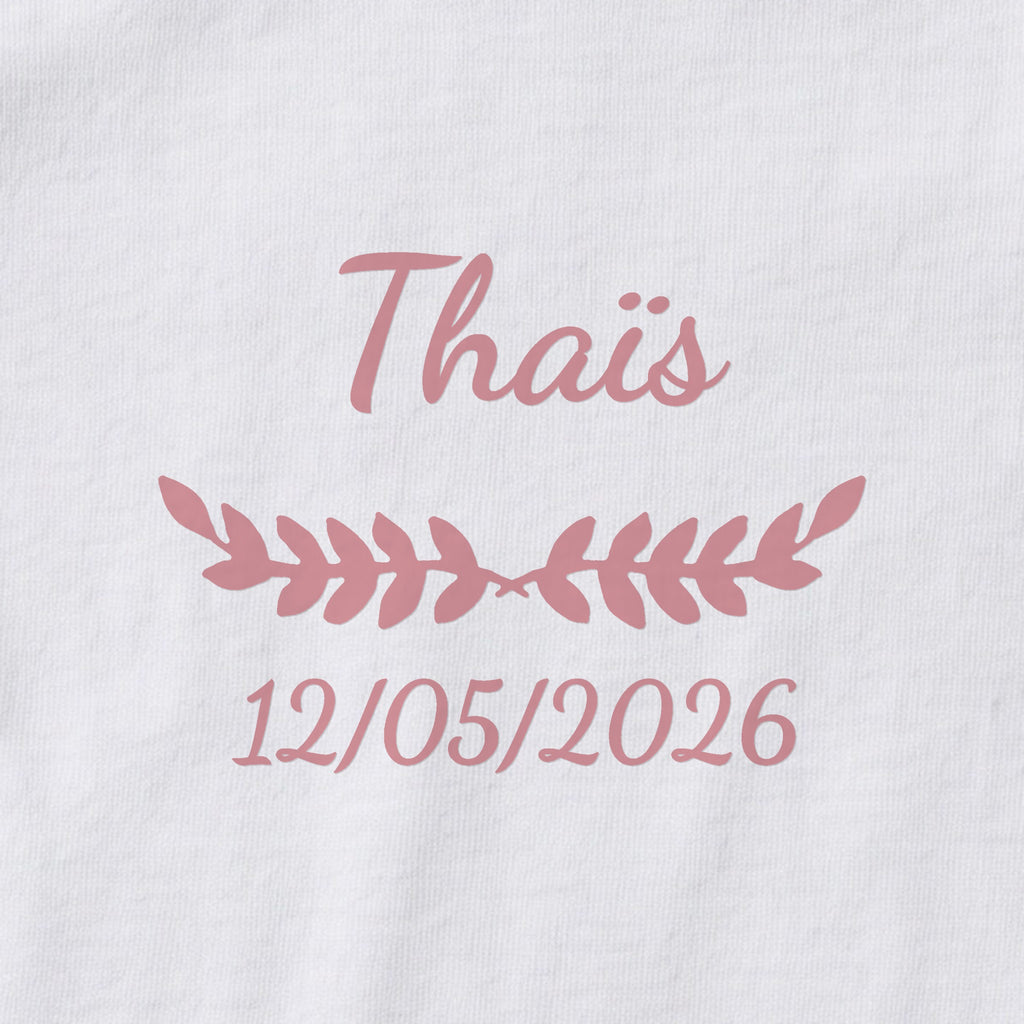 Body bébé personnalisé Thaïs — gros plan du marquage « Thaïs », ornement Feuillage et date de naissance « 12/05/2026 »