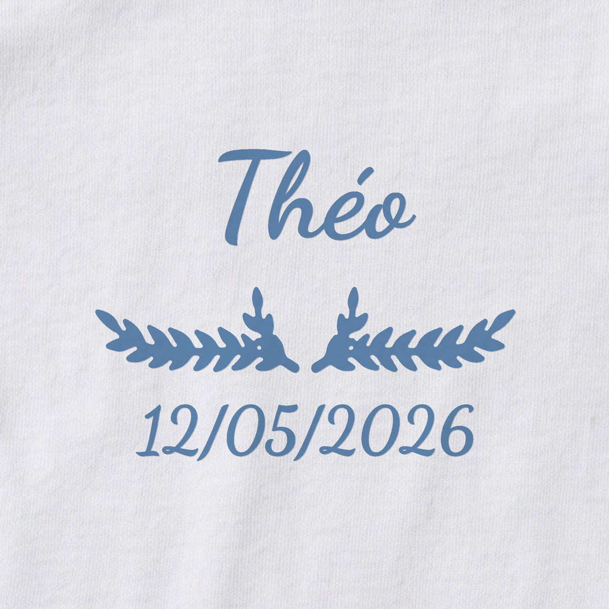 Body bébé personnalisé Théo — gros plan du marquage « Théo », ornement Bouquet et date de naissance « 12/05/2026 »
