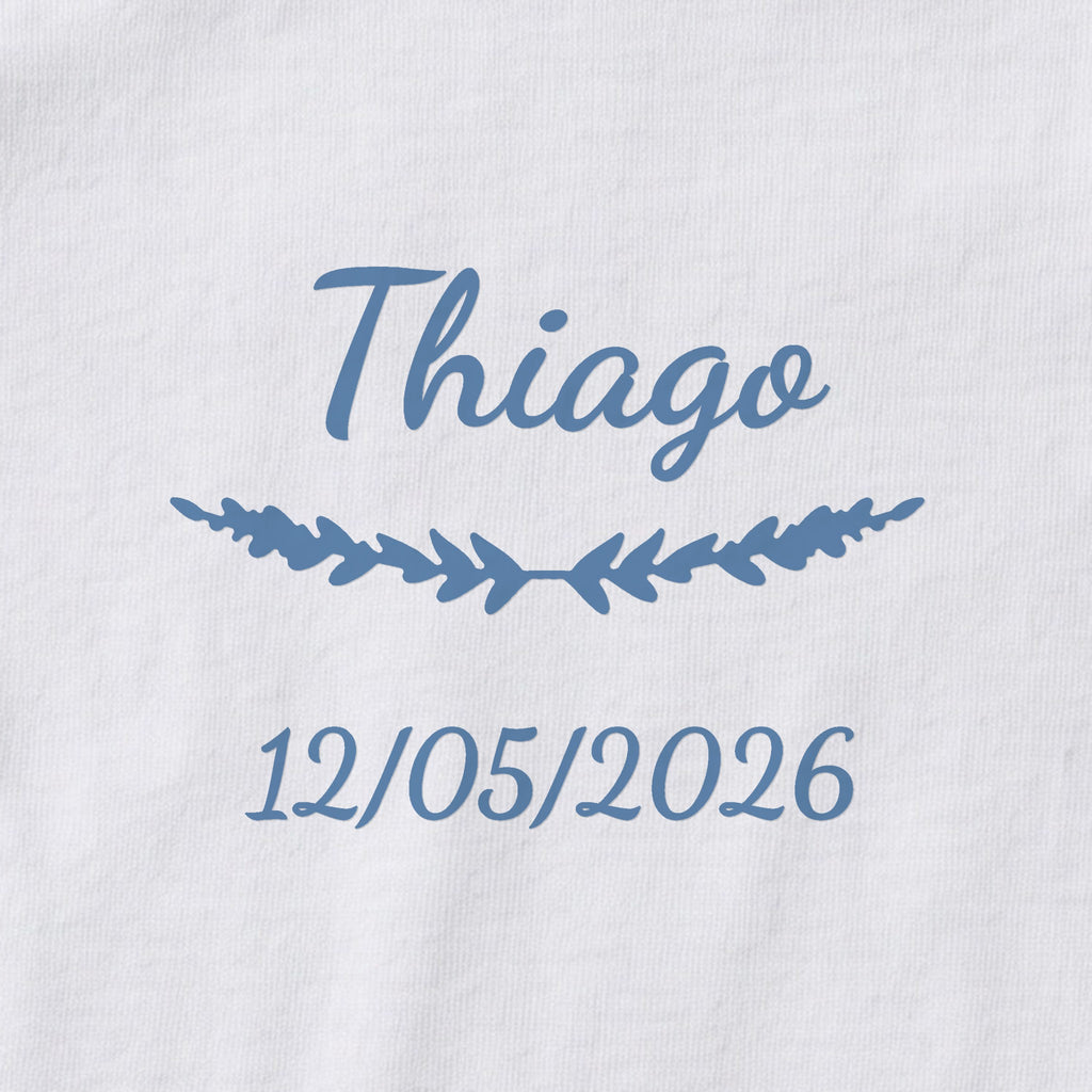 Body bébé personnalisé Thiago — gros plan du marquage « Thiago », ornement Brindilles et date de naissance « 12/05/2026 »