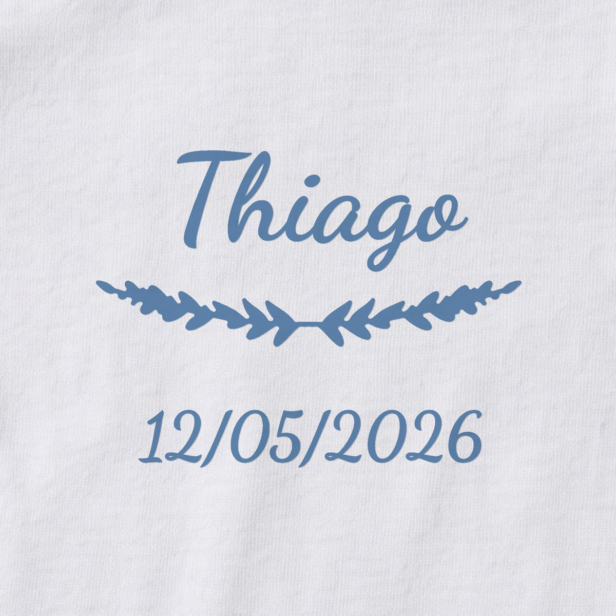 Body bébé personnalisé Thiago — gros plan du marquage « Thiago », ornement Brindilles et date de naissance « 12/05/2026 »