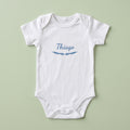 Body bébé blanc personnalisé Thiago — prénom « Thiago » marqué sur la poitrine, ornement Brindilles