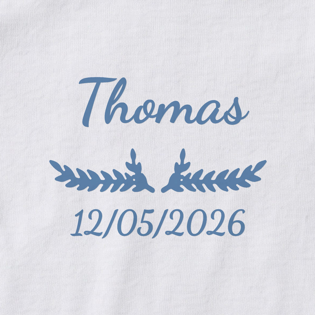 Body bébé personnalisé Thomas — gros plan du marquage « Thomas », ornement Bouquet et date de naissance « 12/05/2026 »