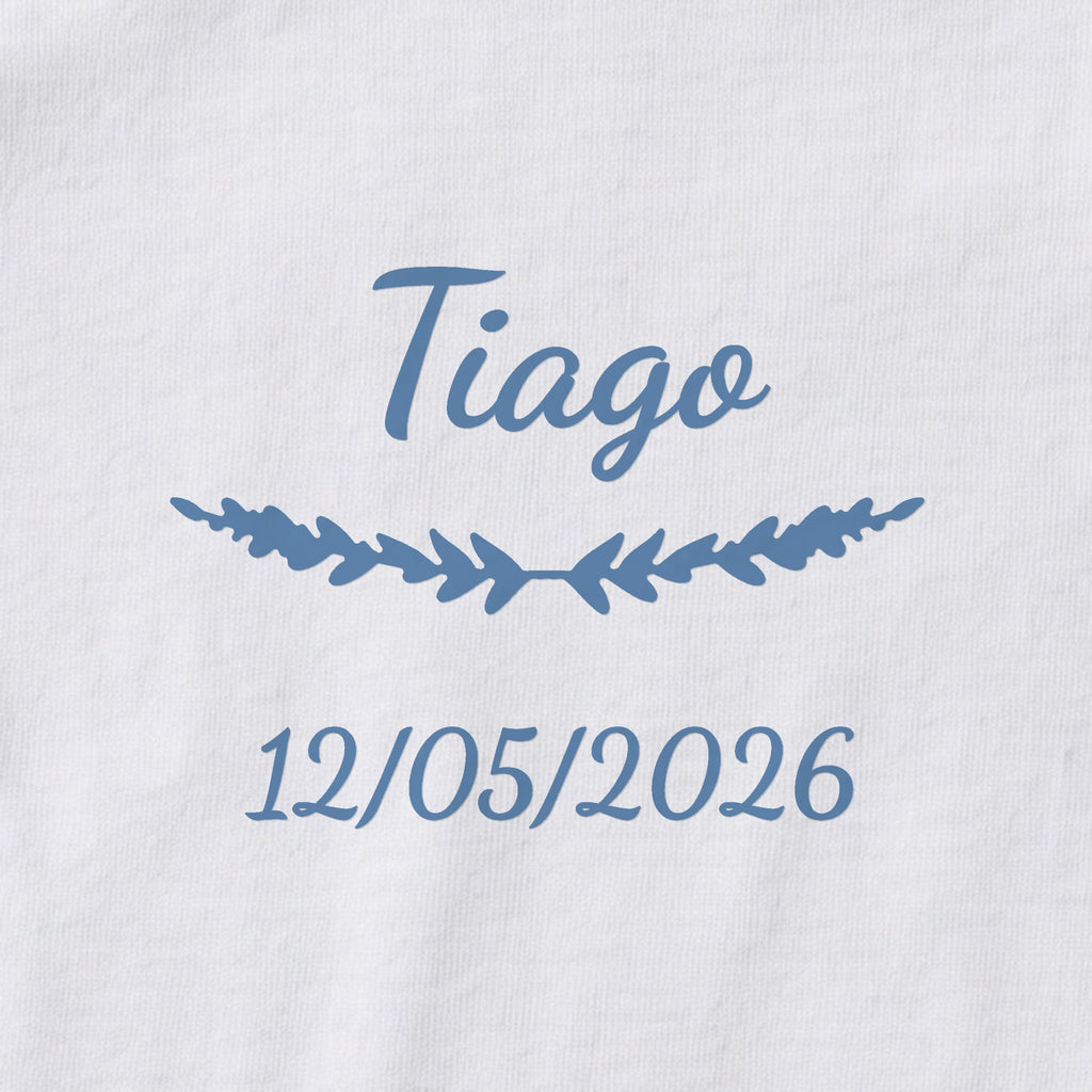 Body bébé personnalisé Tiago — gros plan du marquage « Tiago », ornement Brindilles et date de naissance « 12/05/2026 »